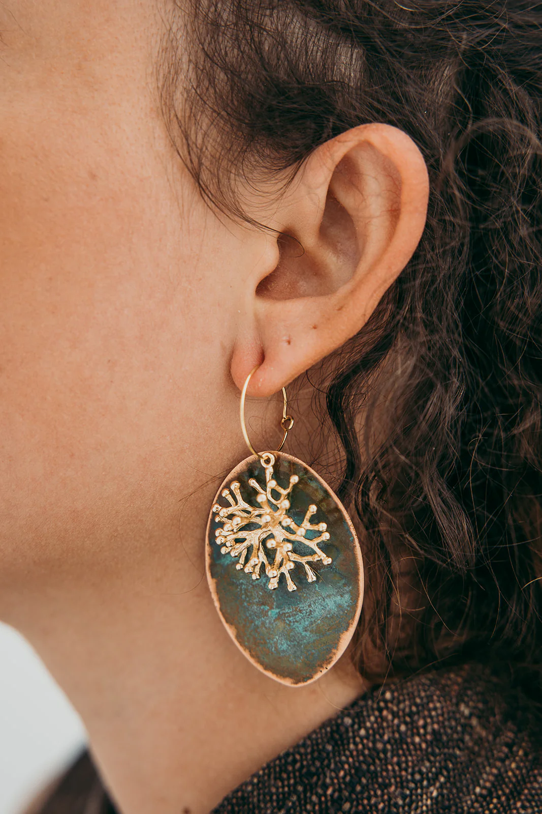 PENDIENTES CORAL MARINO CHAPA HOIKO ARO BAÑO DE ORO - Imagen 2