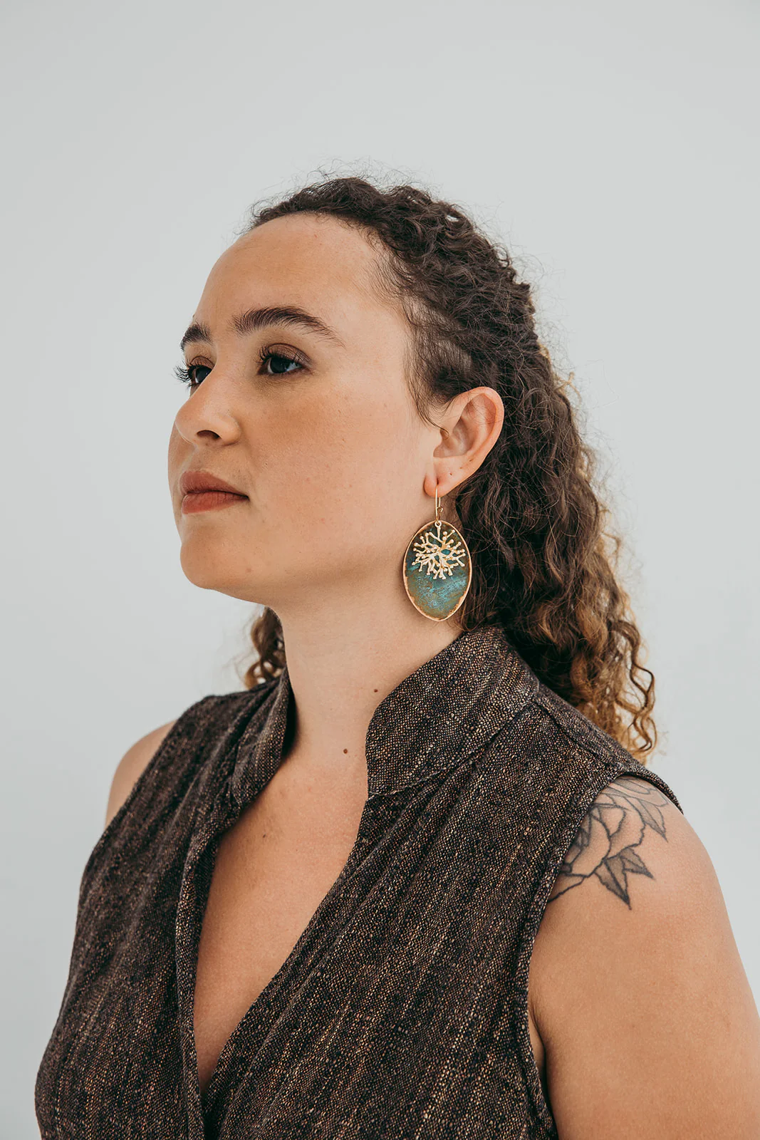 PENDIENTES CORAL MARINO CHAPA HOIKO ARO BAÑO DE ORO
