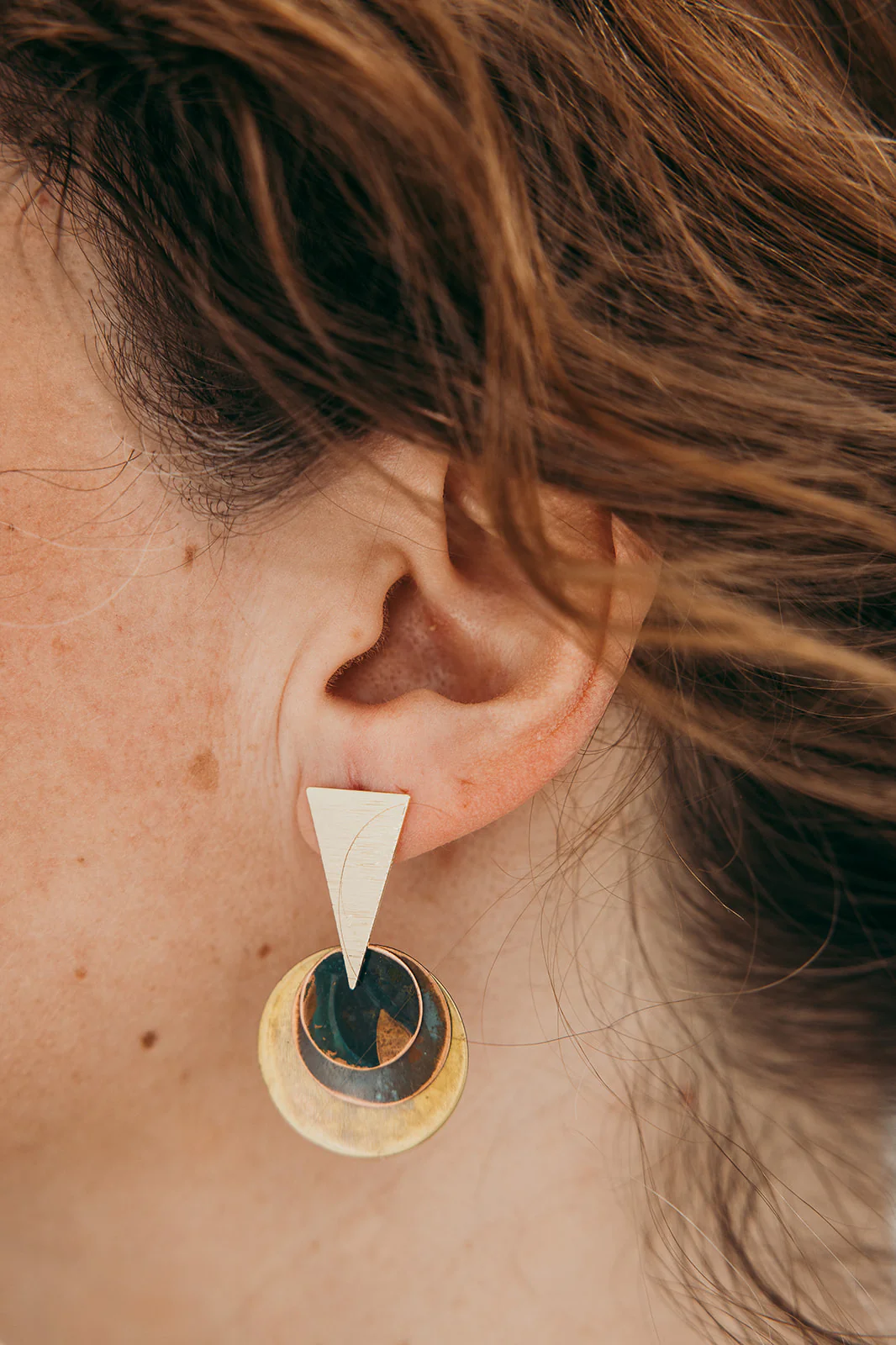 PENDIENTES HOIKO ENGANCHE TRIANGULAR BASIC TRES DISCOS DORADOS ARTESANALES - Imagen 2