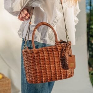 CESTA PEQUEÑA BIBA FORMATO "BAG IN BAG" PIEL VACUNA LAVADA Y TRENZADA A MANO.