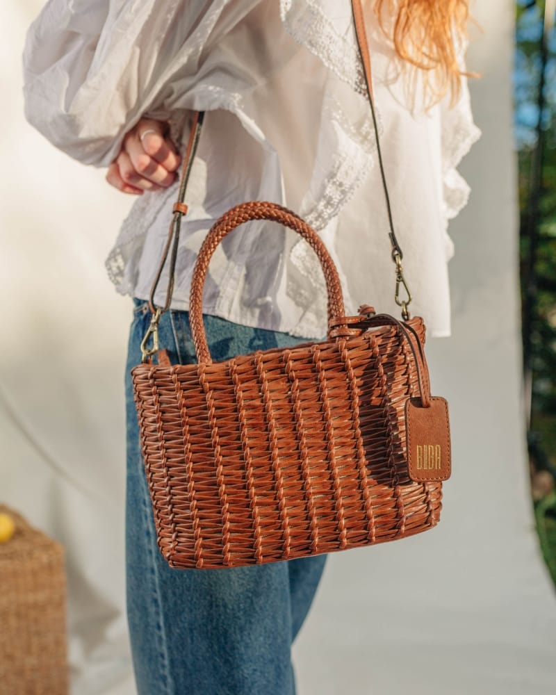 CESTA PEQUEÑA BIBA FORMATO "BAG IN BAG" PIEL VACUNA LAVADA Y TRENZADA A MANO.