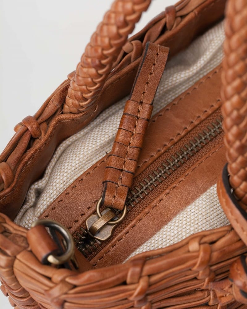 CESTA PEQUEÑA BIBA FORMATO "BAG IN BAG" PIEL VACUNA LAVADA Y TRENZADA A MANO. - Imagen 4