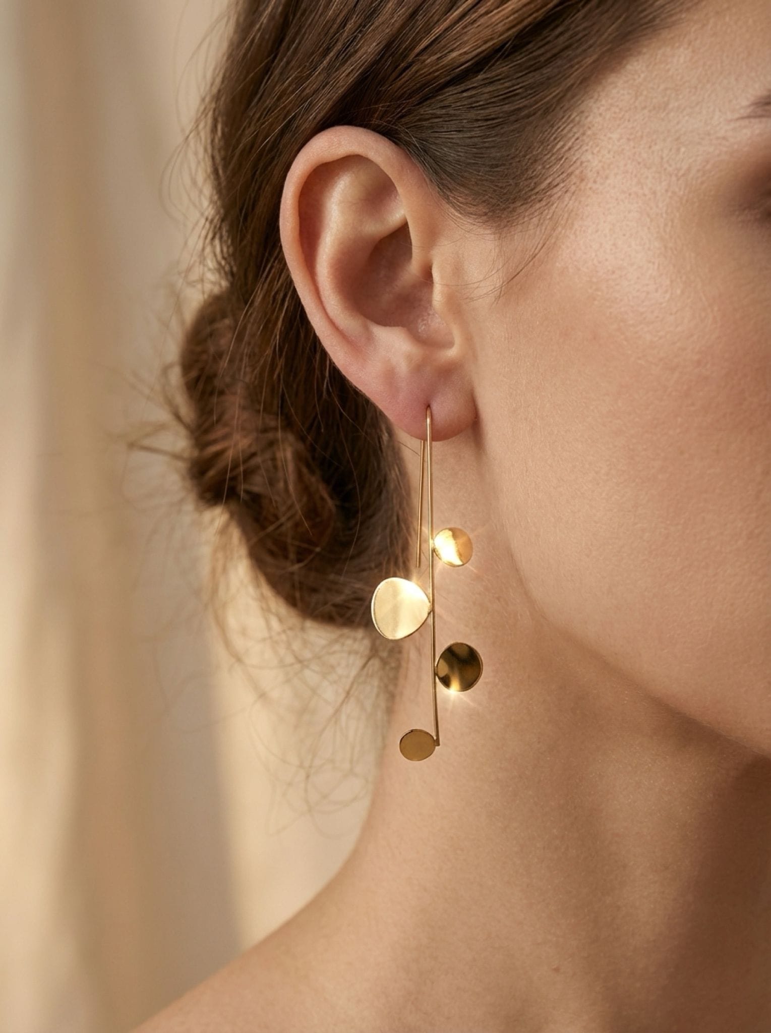 pendientes largos dorados y plateados alisio ,diseÑo vertical con movimiento dorado