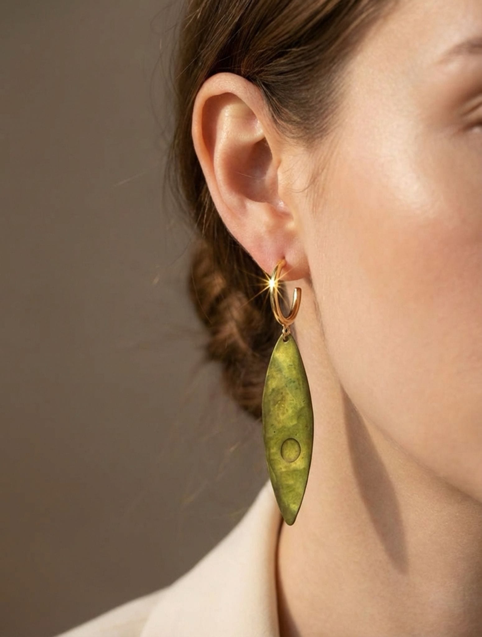 pendientes hoja esmaltada verde con aro dorado