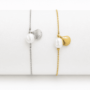 pulsera de acero con perla y concha dorado y plateado.