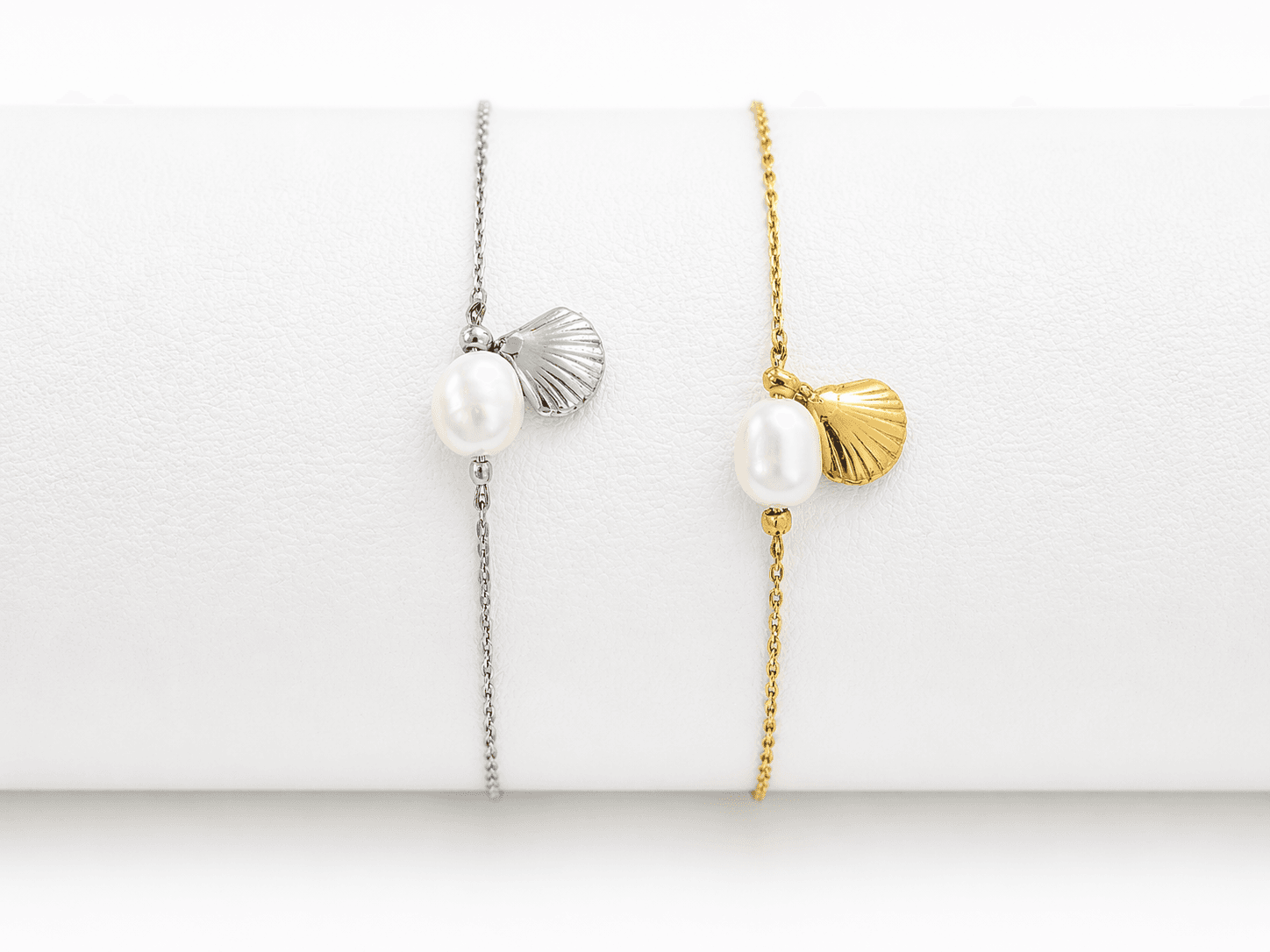 pulsera de acero con perla y concha dorado y plateado.