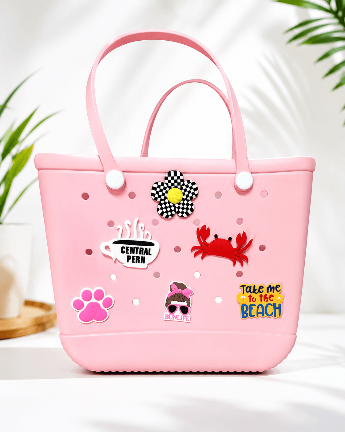 set completo bolso de silicona rígida multifunción con pack 12 pins decorativos.