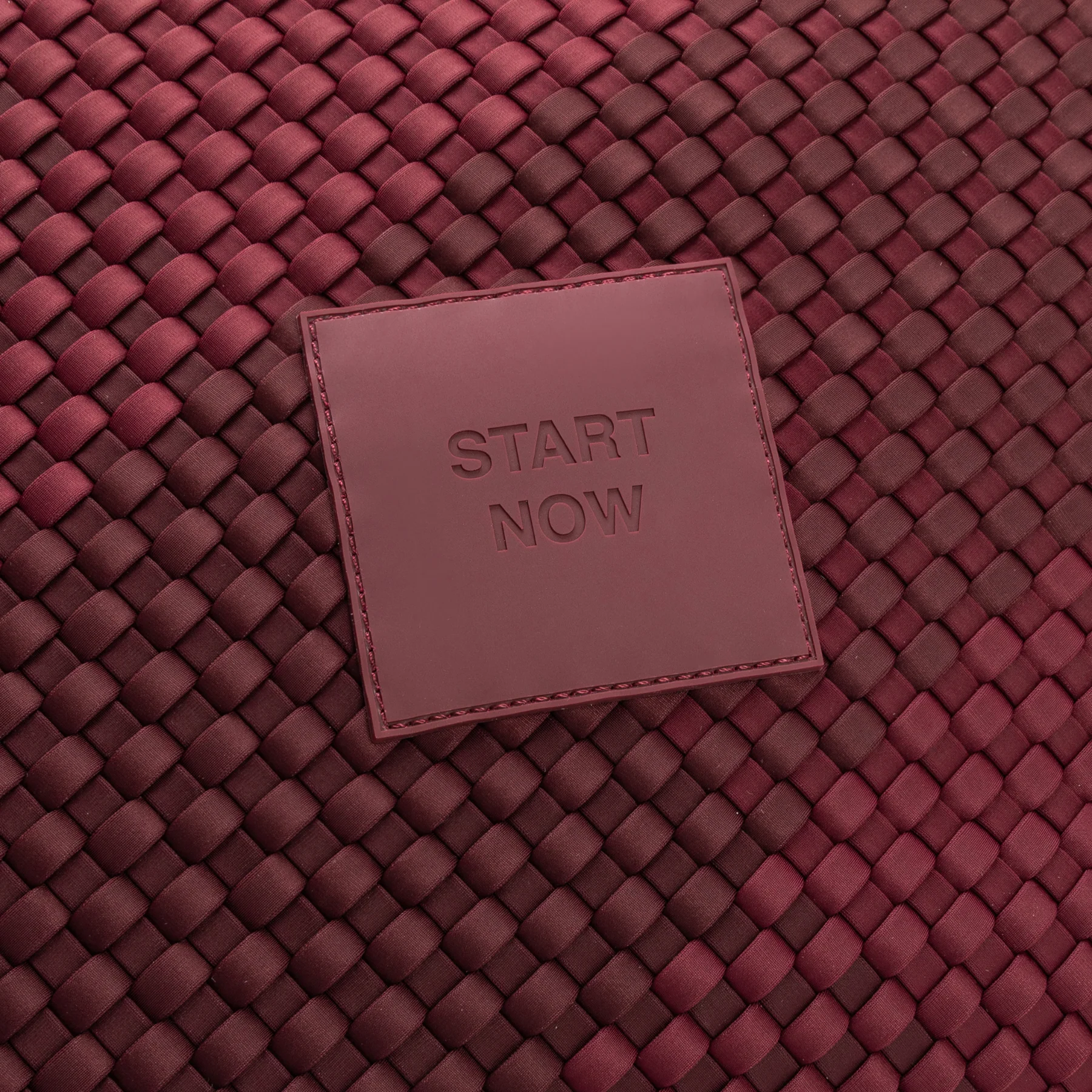 bolso start now granate de verb to do – neopreno trenzado l sylvia